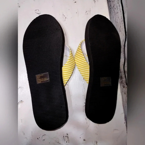 WSU Shockers Flip Flop Sandals Black size 7/8 Collegiate Kansas Basketball - Picture 3 of 3